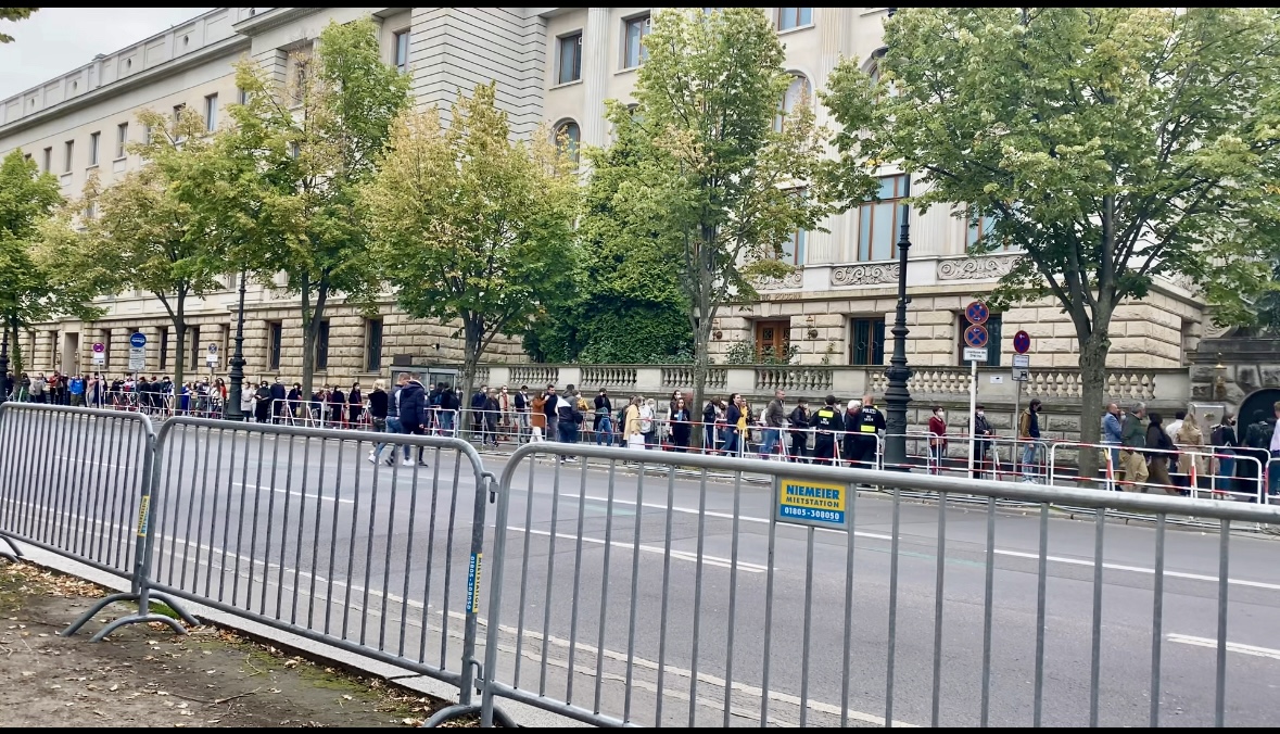 Warteschlange vor der russischen Botschaft am Wahltag 19.09.2021
